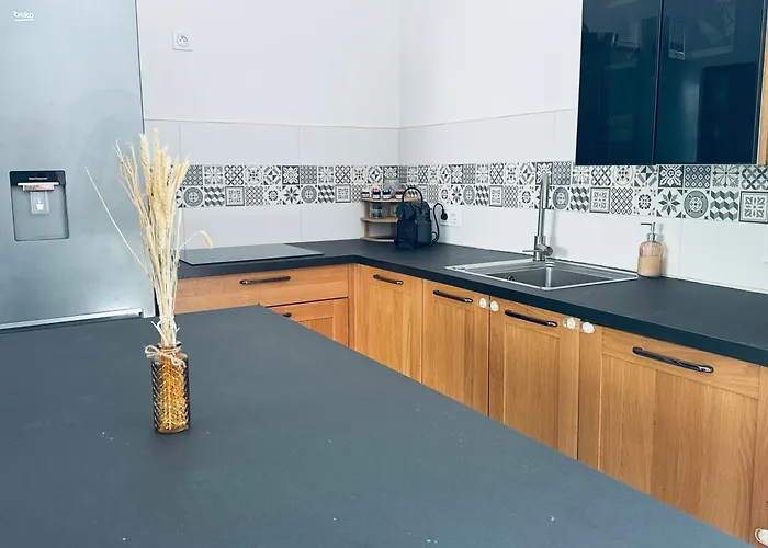 Au Petit Paradis فيلة